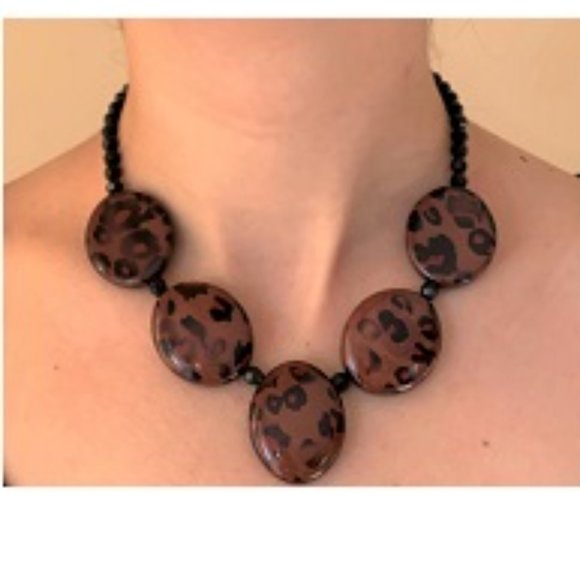 You & I Leopard print beaded necklace - Picture 3 of 6